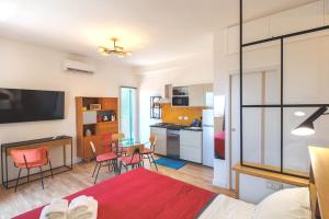 una camera con letto e una cucina con tavolo di Chiaia Stunning SeaView StudioFlat with 2 Terraces By HouseinNaples a Napoli Altre 36 foto