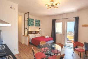 Area soggiorno di Chiaia Stunning SeaView StudioFlat with 2 Terraces By HouseinNaples