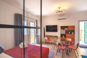 TV o dispositivi per l'intrattenimento presso Chiaia Stunning SeaView StudioFlat with 2 Terraces By HouseinNaples