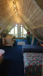 um quarto no sótão com uma cama e um sofá em Miniloft Abel Abri em Zingem
