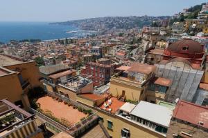 Vista generica su Napoli o vista sulla città dall'interno dell'appartamento