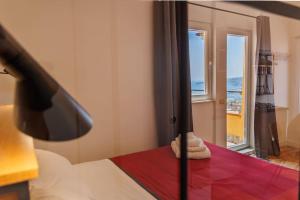 Letto o letti in una camera di Chiaia Stunning SeaView StudioFlat with 2 Terraces By HouseinNaples