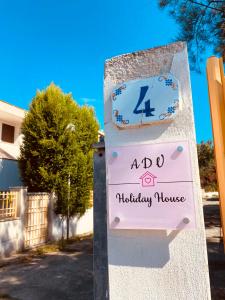 una señal para una casa de vacaciones en una entrada en ADV Holiday House - Casa Vacanze, en San Cataldo