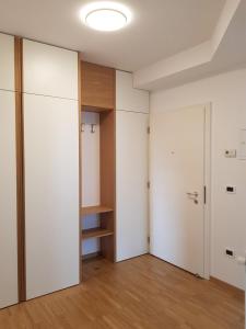 pusty pokój z białymi ścianami i szafą w obiekcie Hager Apartment 3 w Meranie