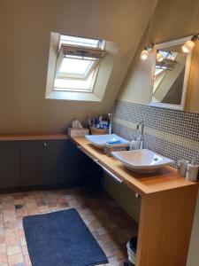 een badkamer met 2 wastafels en een spiegel bij Chambre Alix in La Flèche