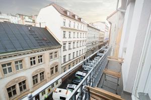 - un balcon offrant une vue sur les bâtiments d'une ville dans l'établissement Luxury Central 150m2 Apartment on Wencelas Square with Private Garage, à Prague