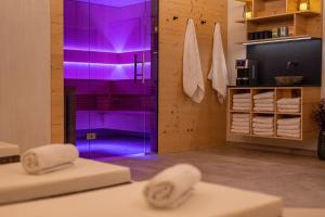 TV a/nebo společenská místnost v ubytování FESH LIVING