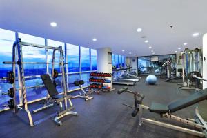 Fitness centrum a/nebo fitness zařízení v ubytování Aston Madiun Hotel & Conference Center