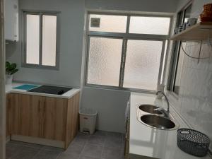 małą kuchnię ze zlewem i 2 oknami w obiekcie Centric apartment in Malaga w Maladze +16 zdjęć