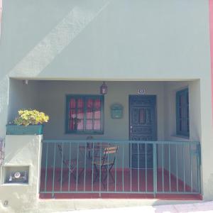 a house with a balcony with a table and chairs at Candela's House in Barranco Hondo