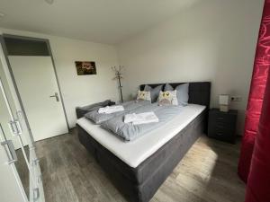 um quarto com uma cama grande e 2 almofadas em Harzer Traum - renoviert, inklusive Wäsche und WLAN em Braunlage