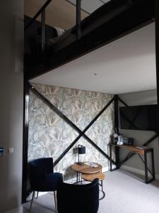 a room with a loft bed with a table and chairs at Boutique Hotel De Oude Veste in Hellevoetsluis