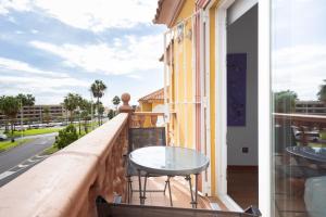 Balkón nebo terasa v ubytování LUXURY VILLA WITH PRIVATE POOL WITH AIRCON,Playa del Duque