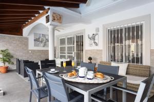 Posezení v ubytování LUXURY VILLA WITH PRIVATE POOL WITH AIRCON,Playa del Duque