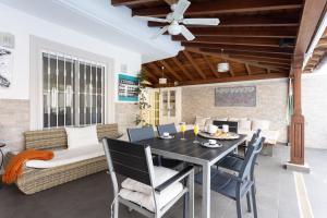 Posezení v ubytování LUXURY VILLA WITH PRIVATE POOL WITH AIRCON,Playa del Duque