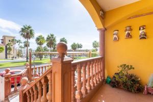 Balkón nebo terasa v ubytování LUXURY VILLA WITH PRIVATE POOL WITH AIRCON,Playa del Duque