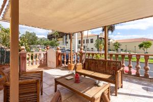 Balkón nebo terasa v ubytování LUXURY VILLA WITH PRIVATE POOL WITH AIRCON,Playa del Duque