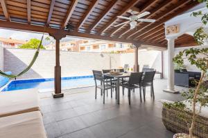 Bazén v ubytování LUXURY VILLA WITH PRIVATE POOL WITH AIRCON,Playa del Duque nebo v jeho okolí