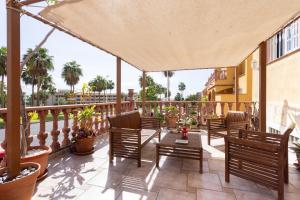 Balkón nebo terasa v ubytování LUXURY VILLA WITH PRIVATE POOL WITH AIRCON,Playa del Duque
