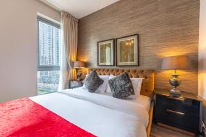 ein Schlafzimmer mit einem großen Bett und einem großen Fenster in der Unterkunft WORLD CLASS 1BR with DUBAI DOWNTOWN BOULEVARD view in Dubai