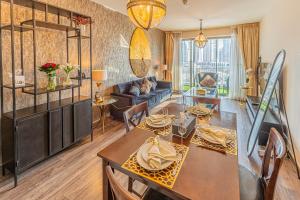 ein Wohnzimmer mit einem Esstisch und einem Sofa in der Unterkunft WORLD CLASS 1BR with DUBAI DOWNTOWN BOULEVARD view in Dubai