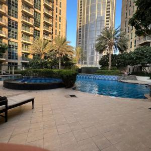 ein Pool mitten in einer Stadt mit hohen Gebäuden in der Unterkunft WORLD CLASS 1BR with DUBAI DOWNTOWN BOULEVARD view in Dubai