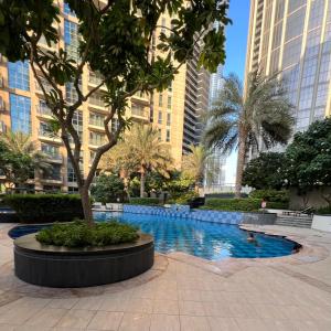 ein Pool mitten in einer Stadt mit hohen Gebäuden in der Unterkunft WORLD CLASS 1BR with DUBAI DOWNTOWN BOULEVARD view in Dubai