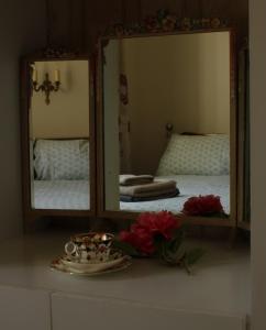 ストラングフォードにあるThe Alms House Strangfordのベッドルーム1室(ベッド1台、鏡2つ付)