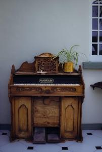 ストラングフォードにあるThe Alms House Strangfordの鉢植えの古ピアノ
