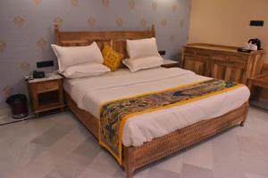 Tempat tidur dalam kamar di K D PALACE - Heritage Hotel On Fort