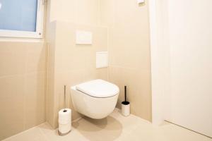 Ένα μπάνιο στο OrestaLiving - Penthouse in 2nd District with View