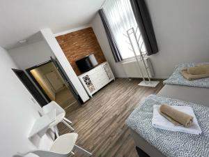 um pequeno quarto com uma cama e cadeiras em Gästehaus die Erfurter em Erfurt