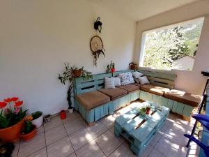 Uma área de estar em Impeccable apartment with view in Dolna Matka