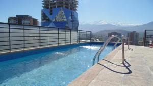 una piscina en la azotea de un edificio en ACOGEDOR DEPARTAMENTO EN APOQUINDO, en Santiago