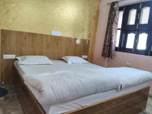 Кровать или кровати в номере Choudhary Guest House