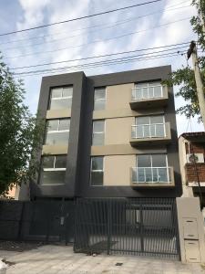 un edificio con una recinzione nera davanti di Alquiler temporal frente Hospital Italiano a San Justo