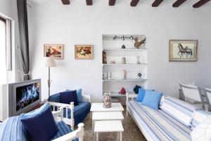 sala de estar con muebles azules y blancos en Vivalidays Rosa - Blanes, en Blanes