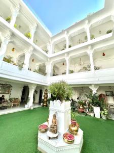 un grand bâtiment blanc avec des sols et des plafonds verts dans l'établissement Jagat Niwas Palace, à Udaipur