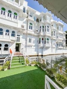 乌代浦杰加特尼瓦斯宫殿酒店的建筑外景