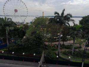 una noria y un parque con una noria en Apartamento de lujo Edif. El Fortin, en Guayaquil