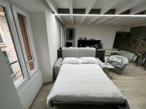 1 dormitorio con 1 cama y sala de estar en larius apartment, en Como