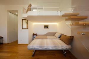 um pequeno quarto com uma cama num quarto em Siena UpTown - Sabrina's Cozy Apartment em Siena