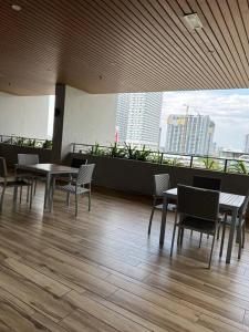 un restaurant avec des tables et des chaises et une vue sur la ville dans l'établissement 5min to Jonker Walk Town Area by De Avenue Stay, à Malacca