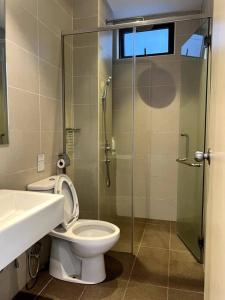 une salle de bain avec toilettes et douche en verre dans l'établissement 5min to Jonker Walk Town Area by De Avenue Stay, à Malacca 17 autres photos