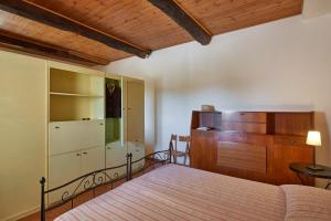 1 dormitorio con 1 cama y vestidor en Agriturismo Tesorino, en Massa Marittima