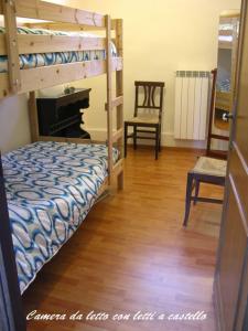sypialnia z 2 łóżkami piętrowymi i krzesłem w obiekcie antica dimora w mieście Barbarano Romano