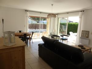 Posedenie v ubytovaní VILLA AU COEUR DE RONCE LES BAINS 200 mètres de la plage