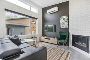 uma sala de estar com um sofá e uma lareira em Initial / Lagom / MSA em Saint-Férréol-les-Neiges