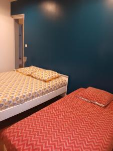 two beds sitting next to each other in a room at LA MEDINA in La Fère