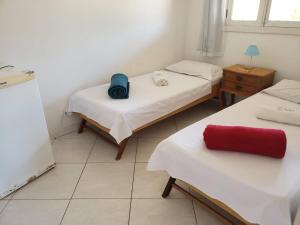 En eller flere senger på et rom på Deck de Búzios